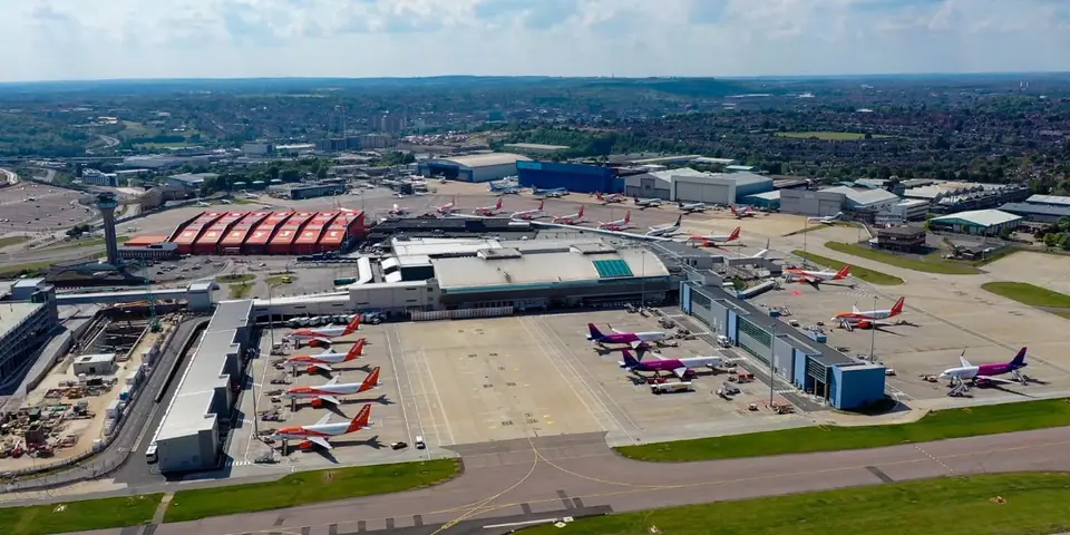 Luton Airport — aircraft and terminal