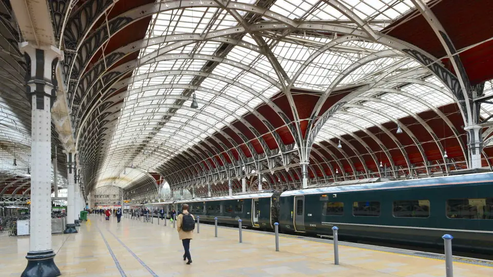 Platforms under the roof of Paddington station